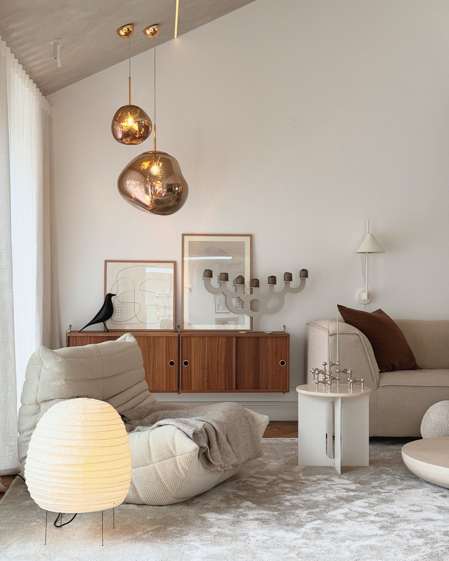 ¿Cómo añadir elementos de color negro a una decoración en blanco y madera?